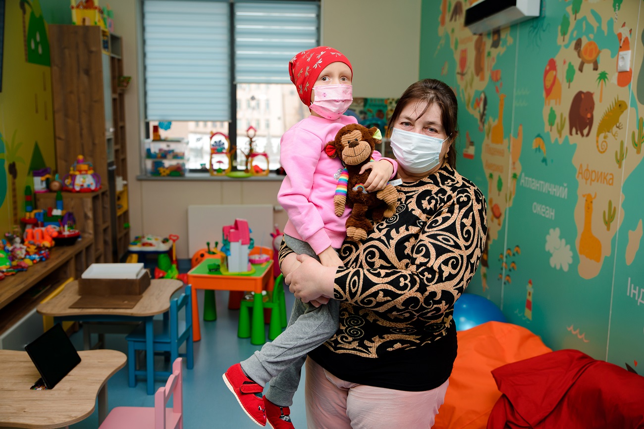 Зірки "плюсів" допомогли маленькій дівчинці, яка втратила зір, і зворушили вчинком (фото)